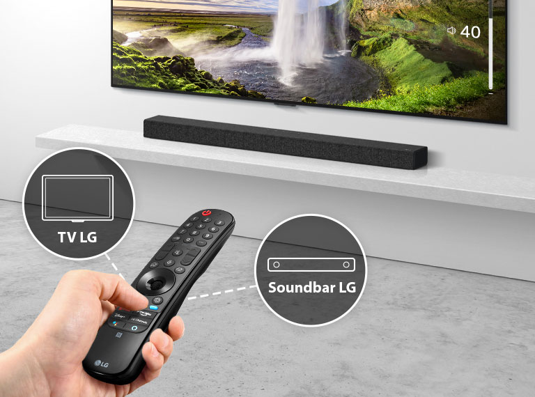 C’è un telecomando nella mano di una persona che controlla un TV e una soundbar sullo sfondo. Ci sono le icone del TV LG e della Soundbar LG.