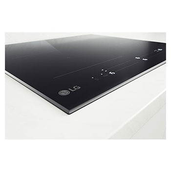 Foto in digonale dal basso del piano cottura LG CBIZ2435B