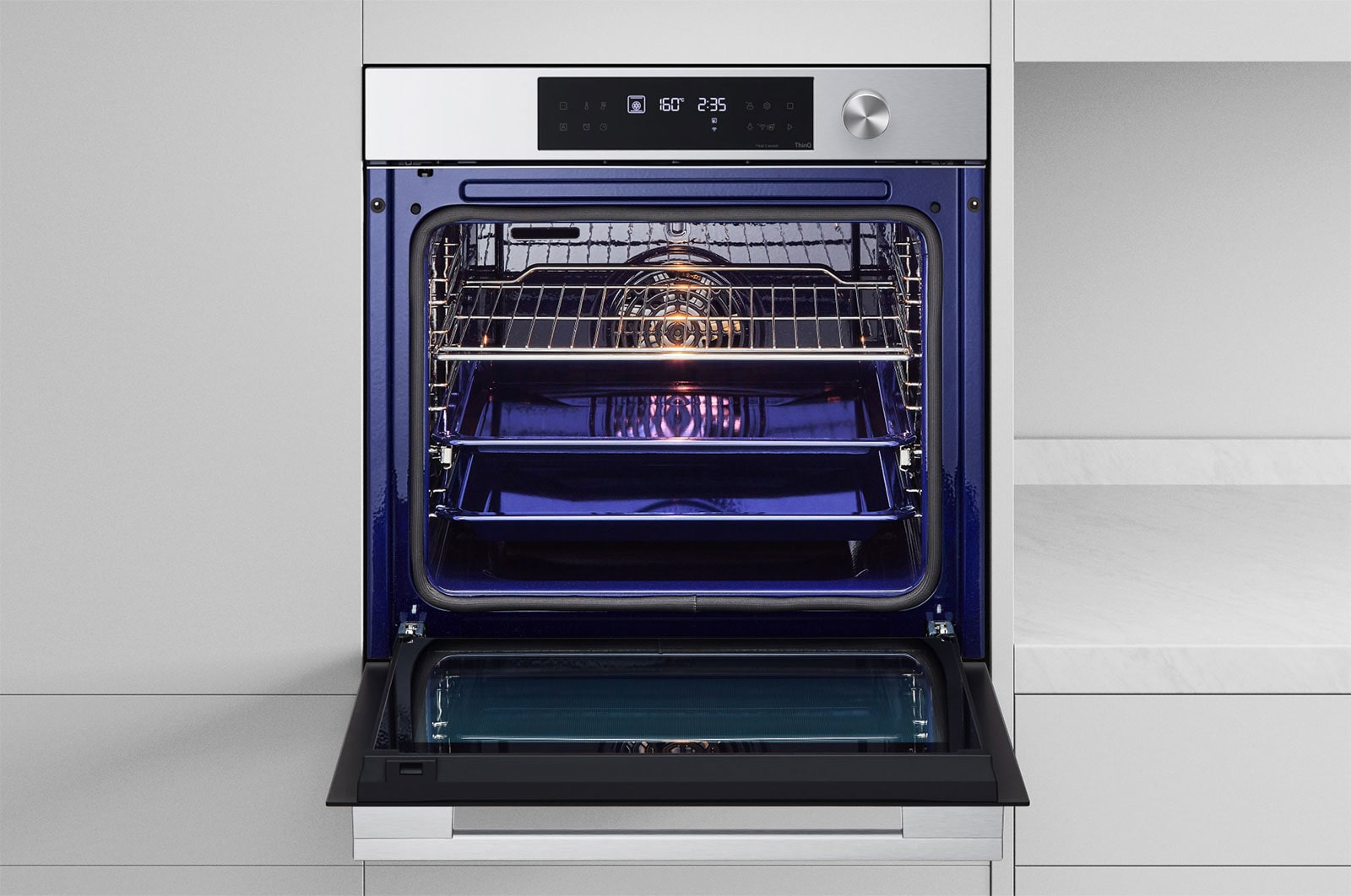 Foto frontale del forno con sportello aperto LG WSED7613S