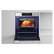 Foto frontale del forno aperto con un pollo all'interno LG WSED7613S