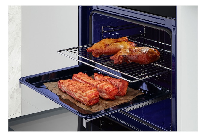 Foto angolata del forno con cibo LG WSED7667M