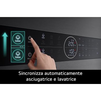 Primo piano del pannello di controllo della WashTower Colonna Bucato LG WT1210BBF con mano che seleziona i programmi, mostrando la sincronizzazione automatica tra asciugatrice e lavatrice.