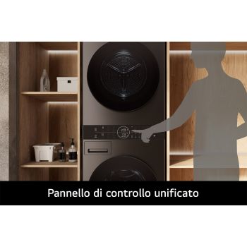 WashTower Colonna Bucato LG WT1210BBF con pannello di controllo unificato, utilizzata da una persona per selezionare un programma di lavaggio e asciugatura.