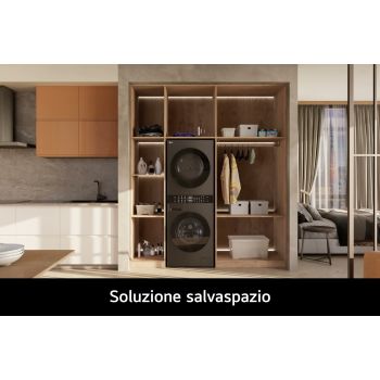 WashTower Colonna Bucato LG WT1210BBF inserita in una soluzione salvaspazio con nicchie in legno e arredi integrati in un ambiente domestico moderno.