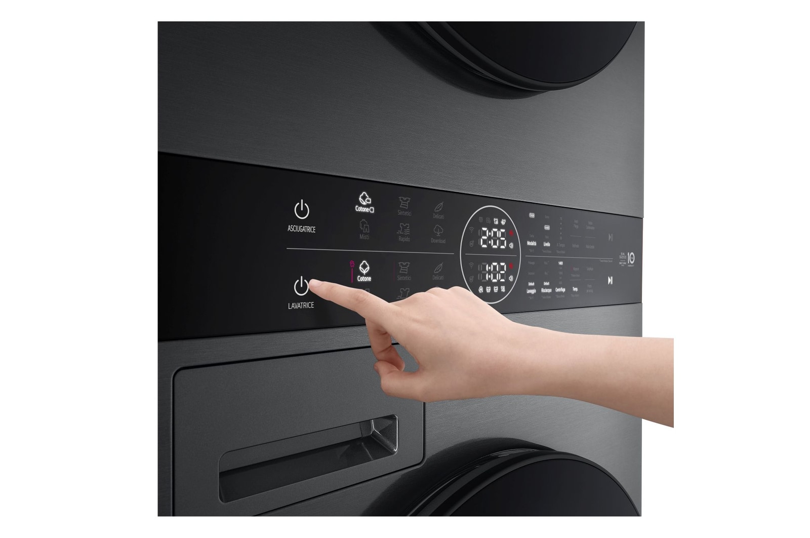 Primo piano del pannello di controllo unificato della WashTower Colonna Bucato LG WT1210BBF con mano che seleziona l’avvio della lavatrice.