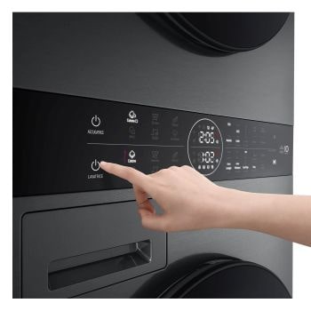 Primo piano del pannello di controllo unificato della WashTower Colonna Bucato LG WT1210BBF con mano che seleziona l’avvio della lavatrice.