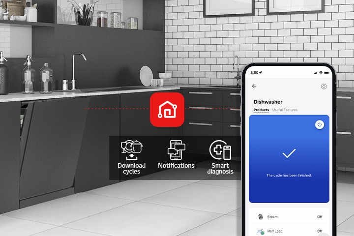 Cucina moderna con lavastoviglie LG controllabile tramite app, con opzioni di download cicli, notifiche e diagnosi smart.