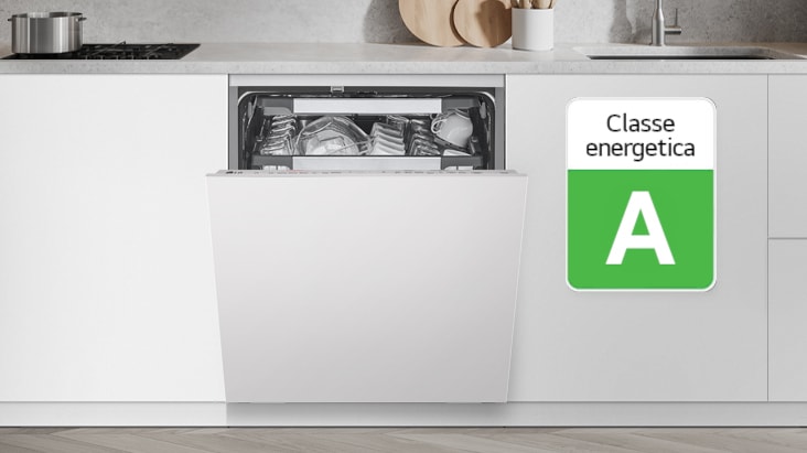 Lavastoviglie con la porta semi aperta e un bollo che indica la classe di efficienza energetica A