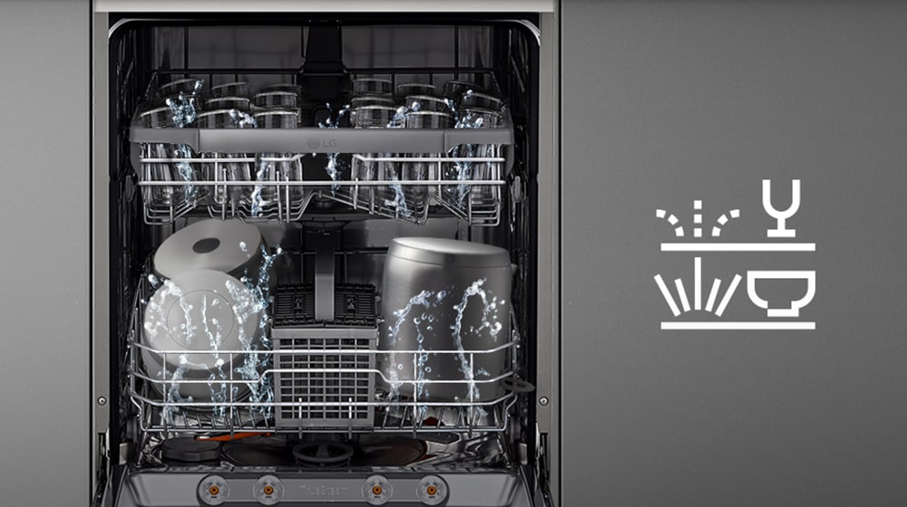 Lavastoviglie LG con getti d'acqua che puliscono bicchieri nel cestello superiore e pentole nel cestello inferiore.