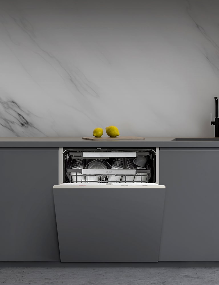   Lavastoviglie LG a incasso aperta con piatti puliti, in cucina moderna con limoni su tagliere sopra.