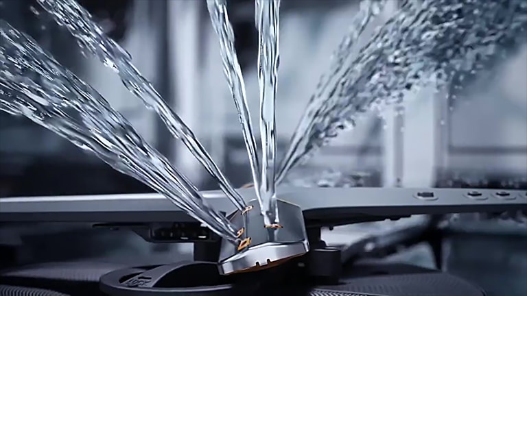 Video di una vista ravvicinata degli spruzzi di acqua dai bracci irroratori rotanti.
