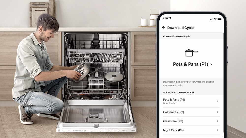 Uomo inginocchiato che carica una lavastoviglie LG in cucina, con l'applicazione dei cicli di lavaggio sullo smartphone.