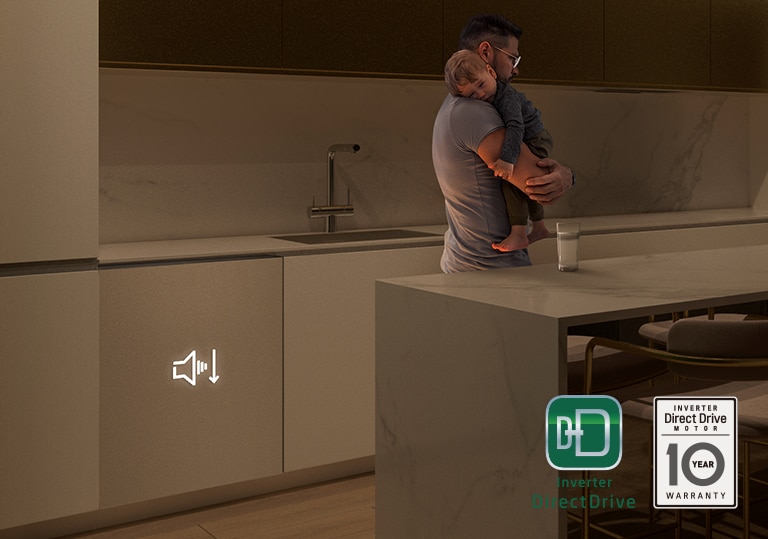 Una persona tiene un bambino in una cucina moderna con un bicchiere di latte sul bancone e icone di inverter e garanzia.