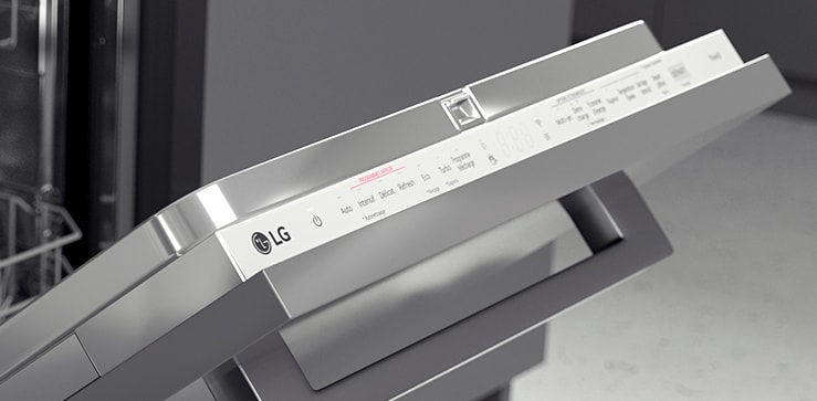 Immagine che mostra il design minimale con un dettaglio sui controlli posti sul profilo superiore della porta.