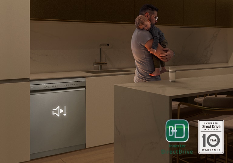 Padre abbraccia un bambino in una cucina moderna, vicino a una lavastoviglie silenziosa con tecnologia Inverter Direct Drive.