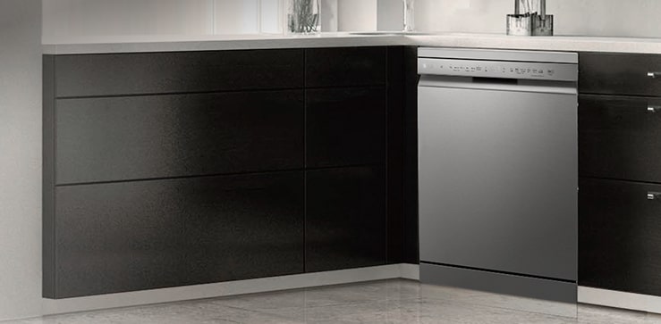 Foto della lavastoviglie con design essenziale installata in cucina.