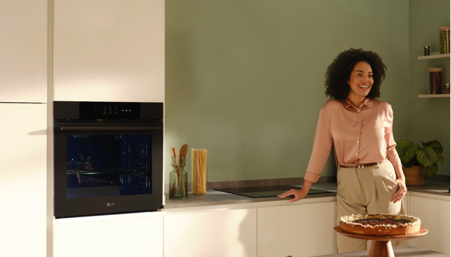 Idee per arredare una casa piccola: immagine di una donna in un ambiente piccolo ma luminoso