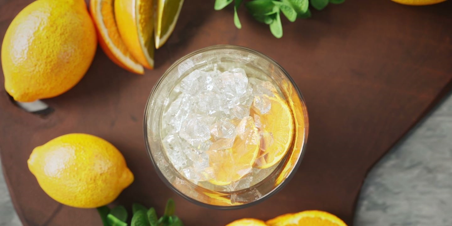 Drink estivi a base di agrumi con ghiaccio 