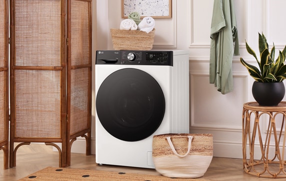 Come lavare i cuscini in lavatrice: immagine di una lavatrice con sopra il bucato