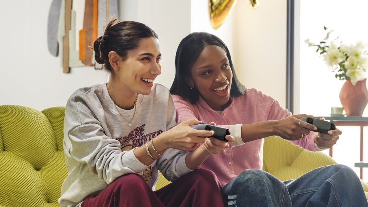 Due ragazze che giocano con i loro controller al PC