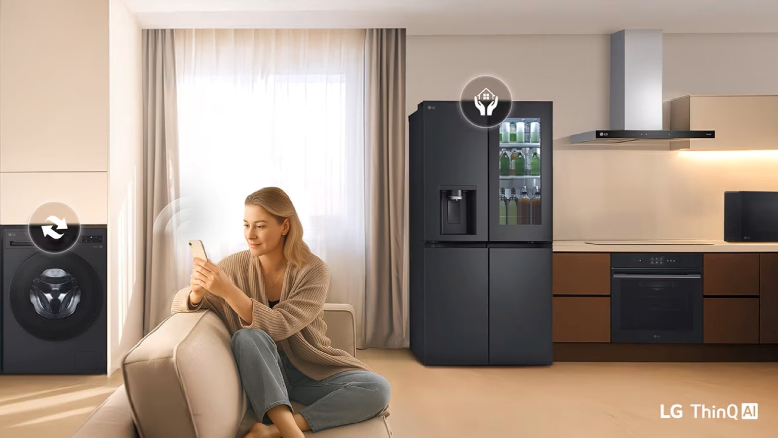 LG ThinQ AI per la smart home: immagine di una donna che controlla lavatrice e Frigorifero LG dallo smartphone.