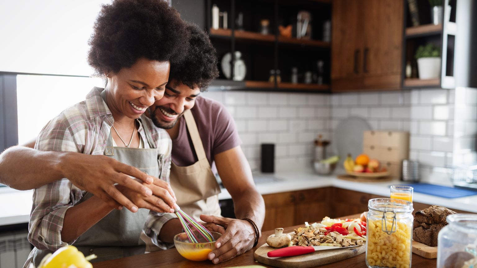 Come organizzare un pranzo di Pasqua idee e consigli: immagine di un uomo e una donna che cucinano il pranzo di Pasqua in cucina con gli elettrodomestici LG.
