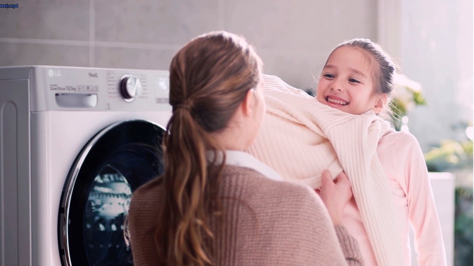 etichette lavaggio vestiti: mamma e figlia che fanno il bucato