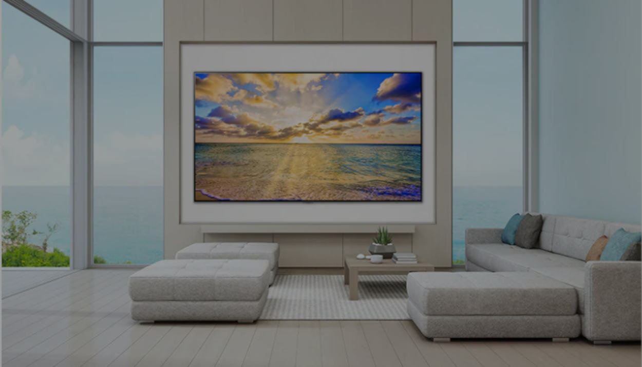 Salone con televisore con immagine di un posto di mare