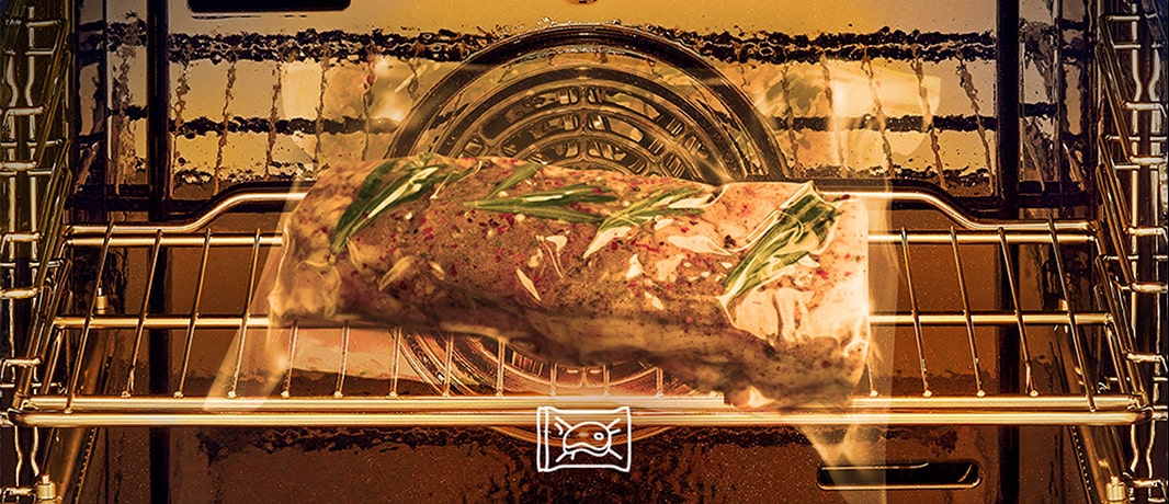  Arrosto di carne con erbe aromatiche su una griglia dorata all'interno di un forno illuminato e ventilato.