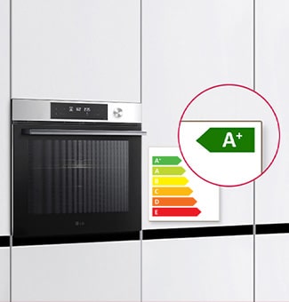  Forno LG integrato in cucina bianca con classificazione energetica A+ in evidenza in un cerchio rosso.
