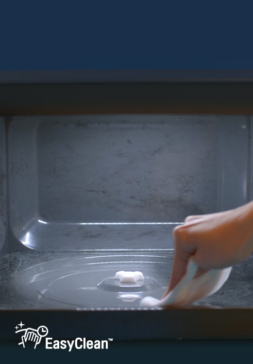 Mostra una mano che pulisce la superficie interna di LG NeoChef™