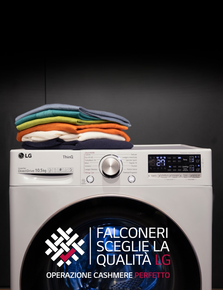 Una lavatrice con dei capi Falconeri appoggiati sopra e il logo dell'operazione Cachmere Perfetto