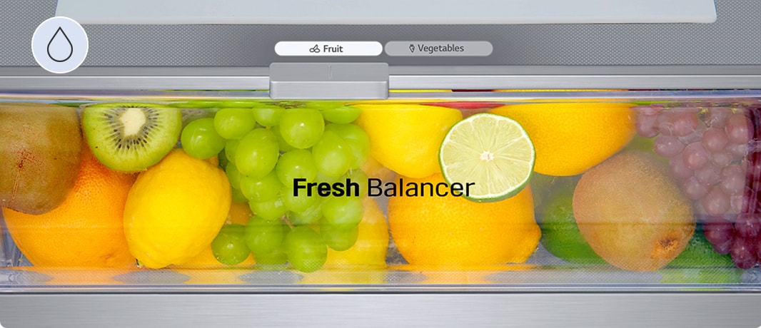 Frutta fresca nel cassetto Fresh Balancer del frigorifero LG, con uva, limone, kiwi e arancia, ben conservata.