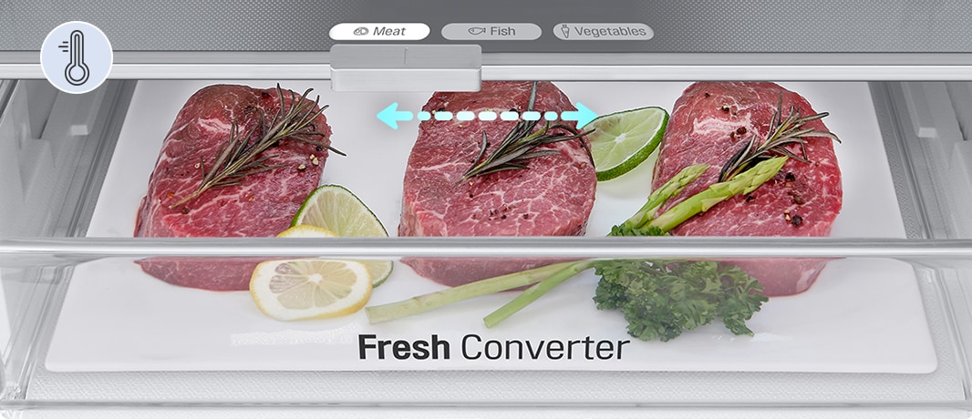 Due fette di carne con erbe aromatiche, limone, asparagi nel cassetto Fresh Converter del frigorifero LG per carne.