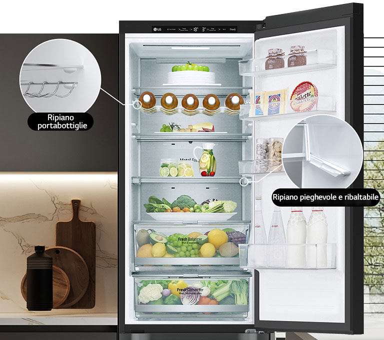 Immagine di un frigorifero pieno di alimenti con la porta aperta. Si vedono il ripiano portabottiglie e quello pieghevole e ribaltabile.