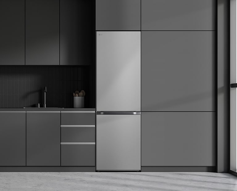 Immagine ambientata del frigorifero inserito all'interno di una cucina, tanto da sembrare un modello da incasso.