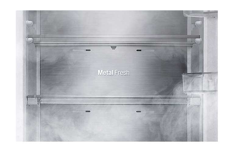 Interno del frigorifero LG Metal Fresh con ripiani vuoti e vapore fresco visibile, che garantisce freschezza prolungata.