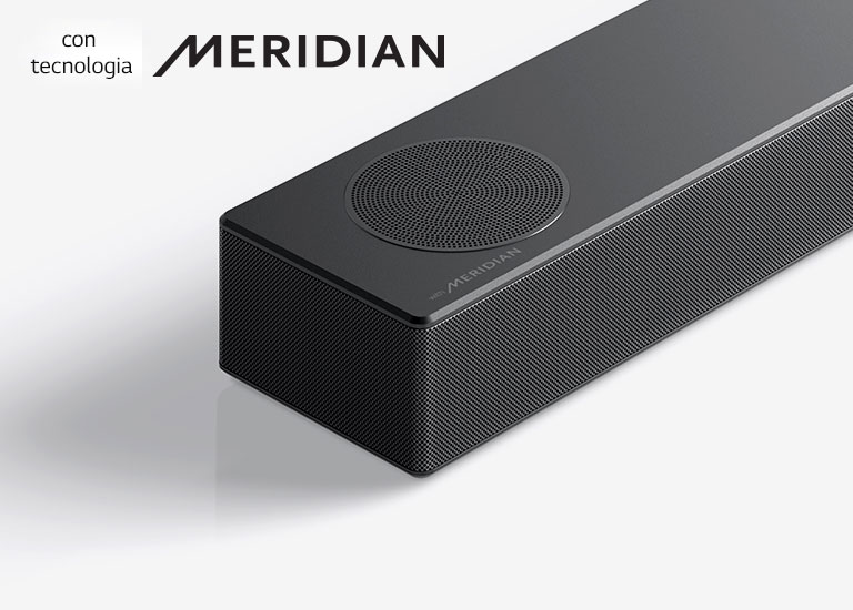 Primo piano del lato sinistro della soundbar LG con il logo Meridian in basso a sinistra su un prodotto.