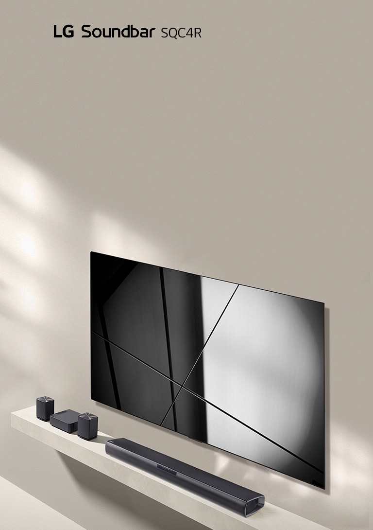 La soundbar LG SQC4R e la TV LG sono posizionate insieme nel soggiorno. La TV è accesa e visualizza un'immagine grafica.