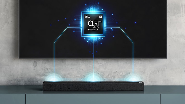 Si vede l’immagine di un chip alpha nine sul pannello posteriore del TV e una soundbar posizionata esattamente sotto. Si osserva anche un effetto di onde audio che escono dalla soundbar.
