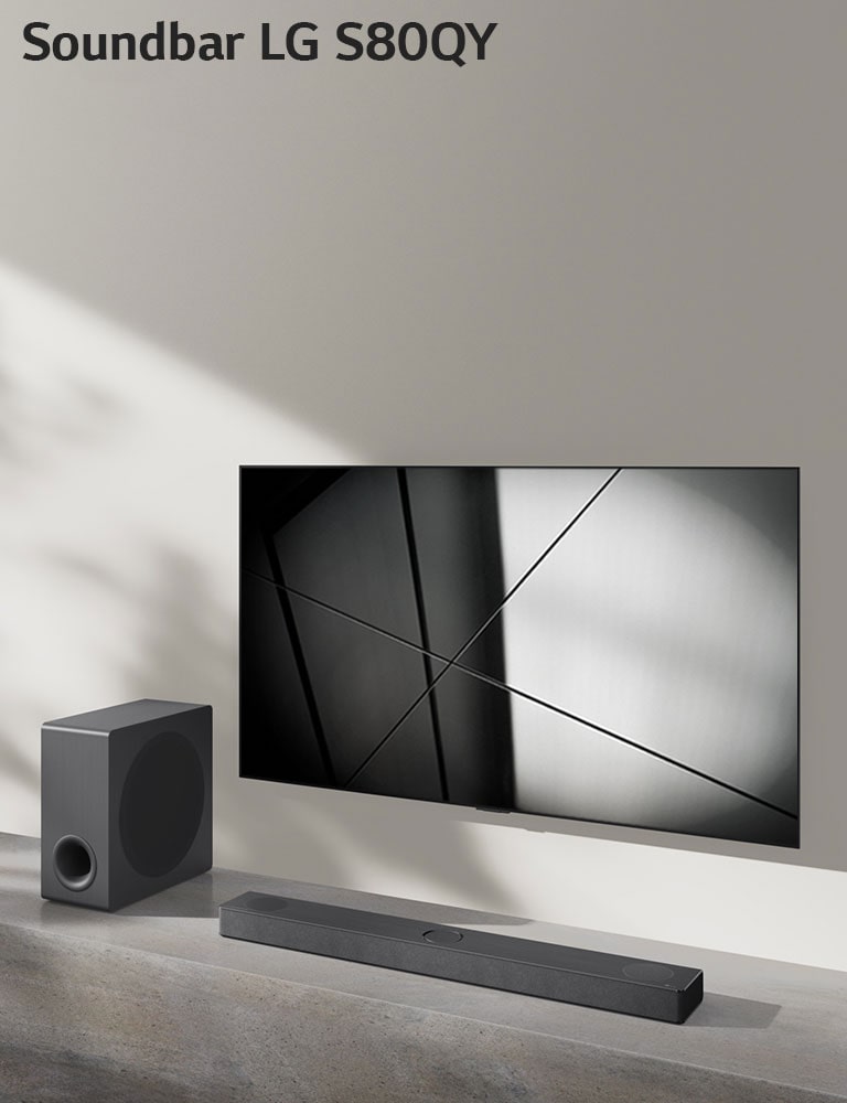 La Soundbar LG S80QY e il TV LG sono collocati insieme nel soggiorno. Il TV è sopra e mostra un’immagine in bianco e nero.