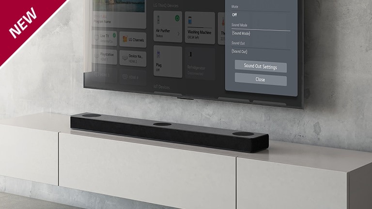 TV LG sospeso a parete, che visualizza la schermata delle impostazioni della sound bar. Sotto, la Sound Bar LG S80QY è collocata su una mensola. Il testo NEW (NOVITÀ) viene visualizzato nell’angolo superiore sinistro.