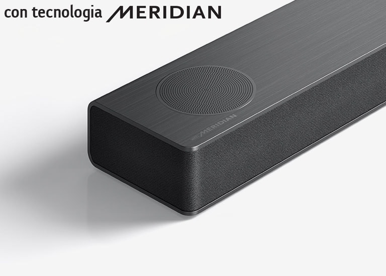 Primo piano del lato sinistro della soundbar LG con il logo Meridian in basso a sinistra su un prodotto.