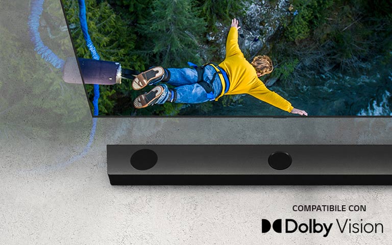 Il TV LG mostra una persona che fa bungee jumping, mentre la soundbar LG è collocata sotto al TV.