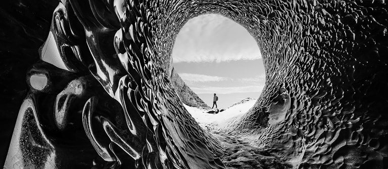 Scena di un uomo che fa trekking su un OLED con contrasto infinito