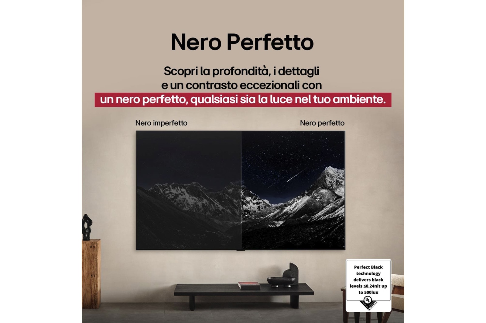 Spazio del salotto con LG OLED TV a parete. Sul televisore si vede una catena montuosa in un cielo scuro e pieno di stelle. Questa scena è divisa a metà. Un lato mostra una versione più opaca e grigia del display orizzontale, etichettato come Nero non perfetto. Dall’altra parte c’è un’immagine più gradevole con una gamma dinamica più ampia di neri e bianchi. Questo schermo viene etichettato come Nero perfetto. Anche la certificazione del logo è visibile, la tecnologia Nero perfetto offre livelli di nero inferiori o uguali a 0,24 nit fino a 500 lux. 