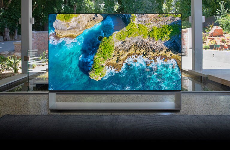 TV che mostra la veduta aerea di un paesaggio naturale in un’ambientazione di lusso