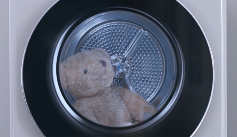 Video di un orsacchiotto nell'asciugatrice per ridurre il 99,9% dei batteri e degli acari della polvere con il ciclo Allergy Care