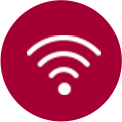 In alto c'è un carosello con tre icone. La terza icona, denominata "Smart Pairing", è rossa. Una persona controlla l'asciugatrice e la lavatrice (lavatrice) tramite l'app LG ThinQ. C'è un'icona Wi-Fi tra l'asciugatrice e la lavatrice e sopra allo smartphone.