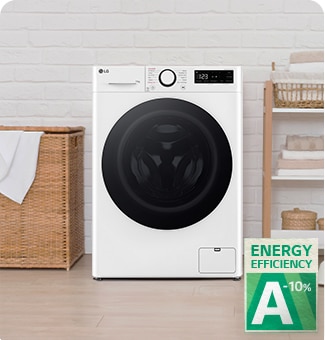  Lavatrice LG frontale bianca con display digitale nero, in un ambiente domestico con pavimento in legno chiaro.